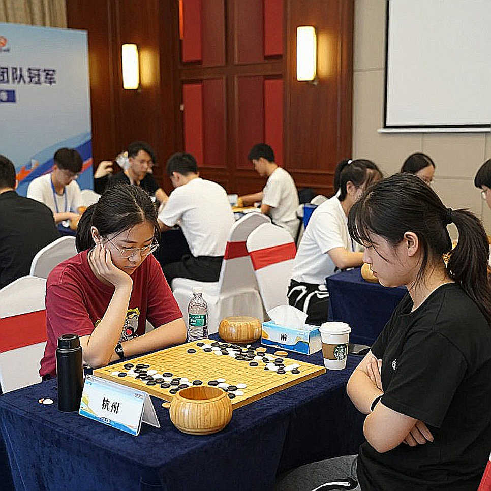 ChessBase kỳ 225: 27 ván cờ thu nhỏ và một danh mục sản phẩm không ghi giá
