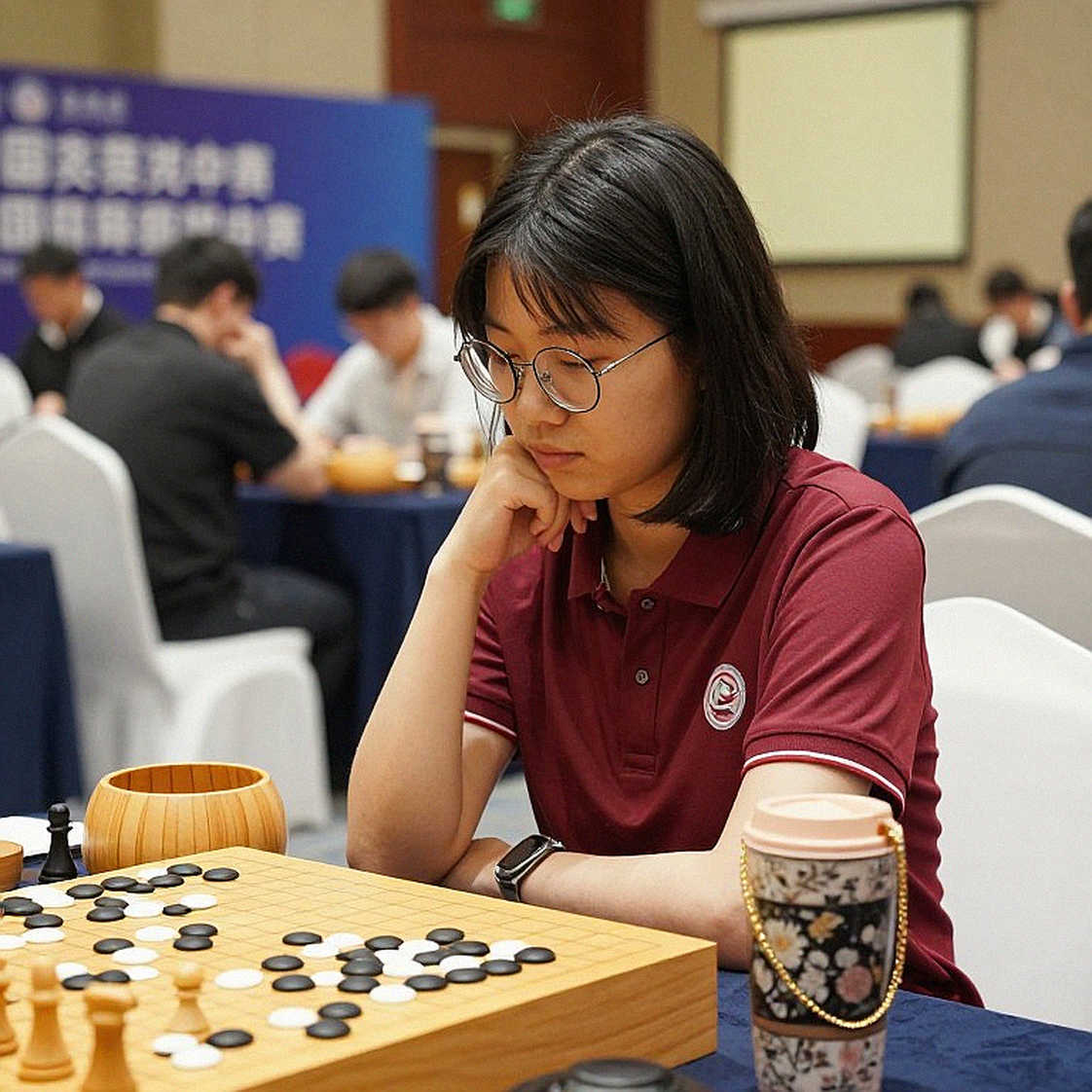Nước cờ không đồng hồ: Khi một cú bán tốt ở cánh hậu thành lá bài cạnh tranh của làng cờ Việt
